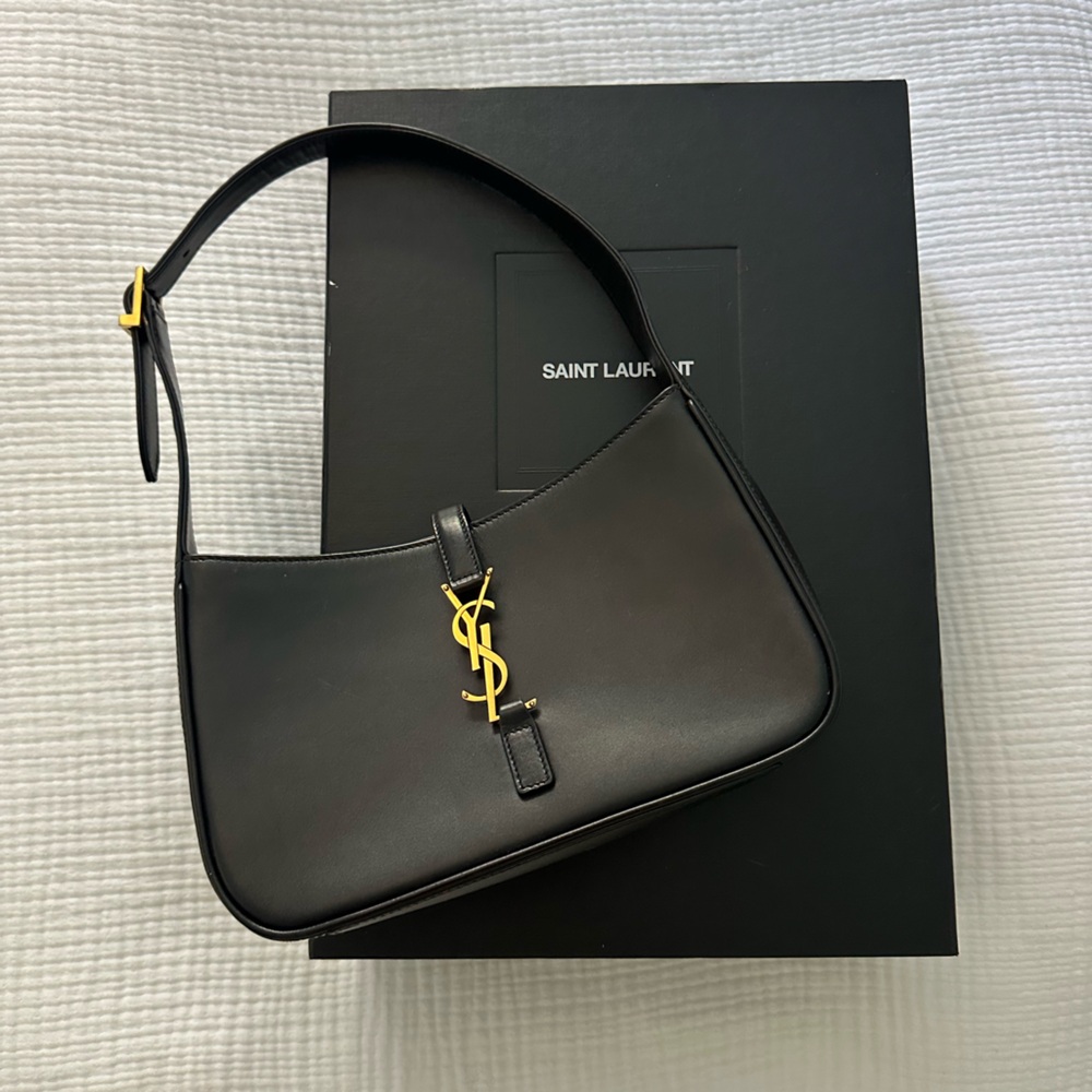 Saint Laurent Black Leather Shoulder Bag with Gold YSL Monogram (Le 5 a 7 bag) - Picture 2 of 6